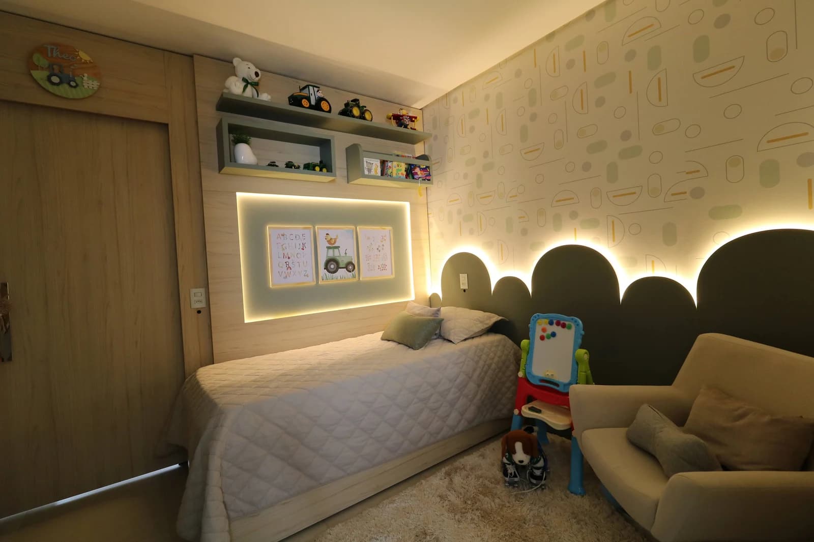 Quarto infantil planejado em MDF Bilbao naturale e Alecrim Matt, com nichos e painel com LED difuso