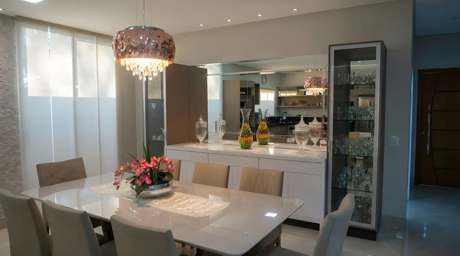 Aparador Branco Diamante com detalhes Chocolat Intense e cristaleira em vidro Latte, com portas Open Touch.