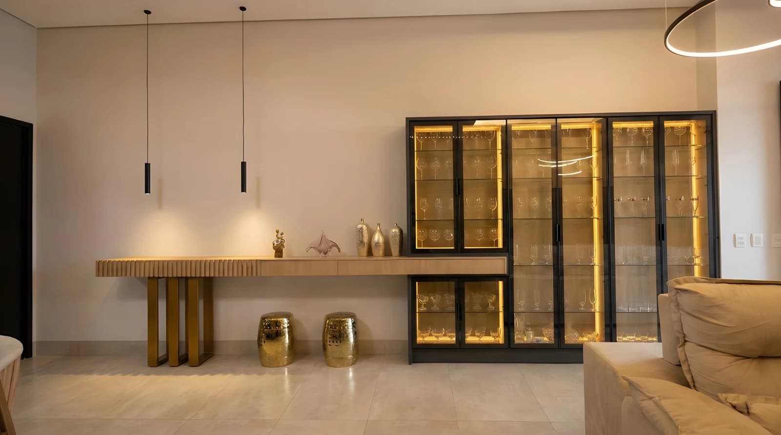Aparador em MDF Carvalho com cristaleira de vidro Reflecta Bronze, portas Florença pretas e retroiluminação.