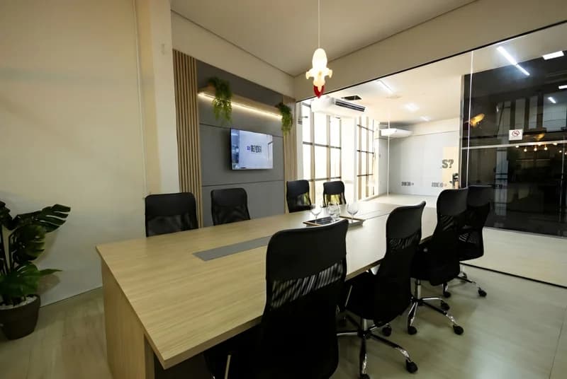 Sala de Reuniões com mesa em MDF Ciliegio Ferrara, painéis Cinza Cobalt e LED embutido na prateleira