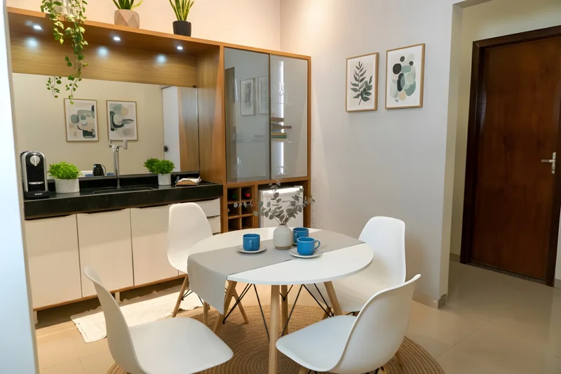 Copa comercial em Louro Freijó com bancada de pedra preta, vidro Reflecta Bronze e iluminação em spots e retroiluminação.