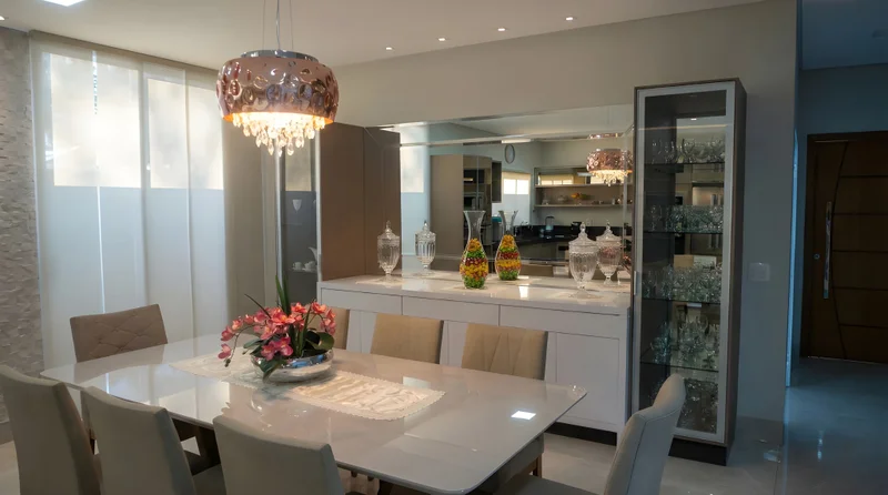 Aparador Branco Diamante com detalhes Chocolat Intense e cristaleira em vidro Latte, com portas Open Touch.