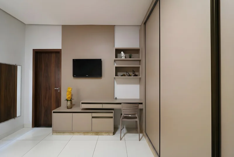Quarto de adolescente em MDF Pinole, com guarda-roupa de portas deslizantes em alumínio bronze e bancada integrada