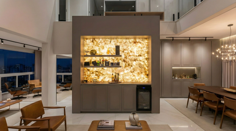 Aparador gourmet em Hunter Telalino, portas provençais e painel de mármore translúcido iluminado ao fundo.