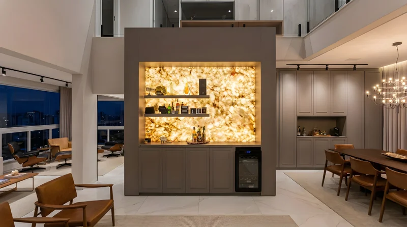 Aparador gourmet em Hunter Telalino, portas provençais e painel de mármore translúcido iluminado ao fundo.