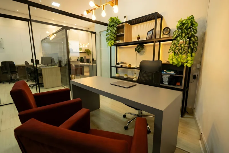 Escritório planejado com mesa clean, estante metálica preto fosco e prateleiras com LED, em MDF Cizna Cobalt e Ciliégio Ferrara.