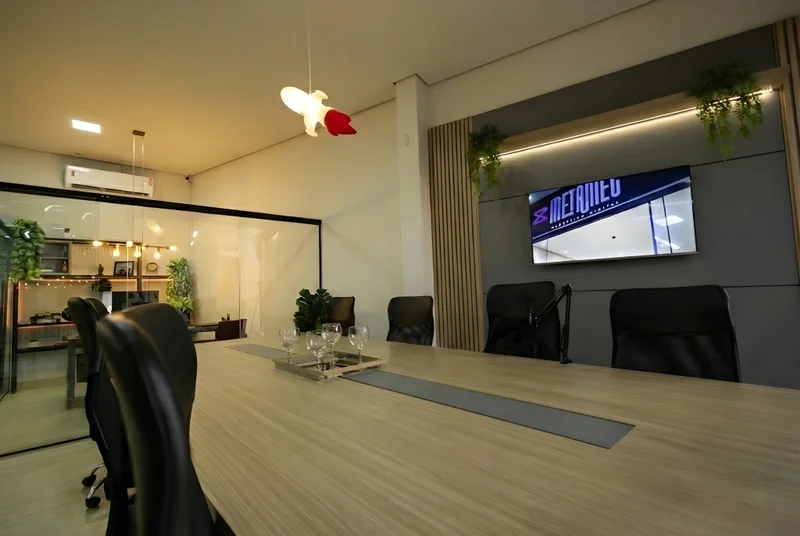 Sala de Reuniões com mesa em MDF Ciliegio Ferrara, painéis Cinza Cobalt e LED embutido na prateleira