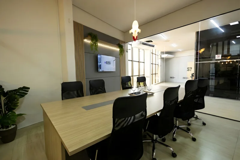 Sala de Reuniões com mesa em MDF Ciliegio Ferrara, painéis Cinza Cobalt e LED embutido na prateleira